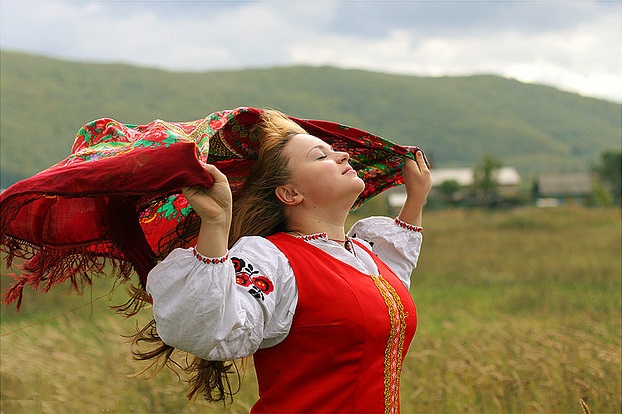эволюция моды в россии. %D0%B8%D1%81%D1%82%D0%BE%D1%80%D0%B8%D1%8F %D0%BA%D0%BE%D1%81%D1%82%D1%8E%D0%BC%D0%B0. эволюция моды в россии фото. эволюция моды в россии-%D0%B8%D1%81%D1%82%D0%BE%D1%80%D0%B8%D1%8F %D0%BA%D0%BE%D1%81%D1%82%D1%8E%D0%BC%D0%B0. картинка эволюция моды в россии. картинка %D0%B8%D1%81%D1%82%D0%BE%D1%80%D0%B8%D1%8F %D0%BA%D0%BE%D1%81%D1%82%D1%8E%D0%BC%D0%B0. Хоть ты и не любишь, когда речь заходит о политике, но в СССР было заполитизировано все. Система тоталитаризма была подобна огромной бетономешалке, в которой из людского материала делали однородную массу для «монолита» — советского общества. Нужно было как можно меньше оставить личности личного, в том числе и в выборе своего внешнего облика. «Все как один!» — любимый девиз социалистического, если его так можно назвать, общества, существовавшего еще совсем недавно. Итак, история моды в России — интересная тема, изучение которой объясняет, почему сегодня так тяжело выглядеть прилично.